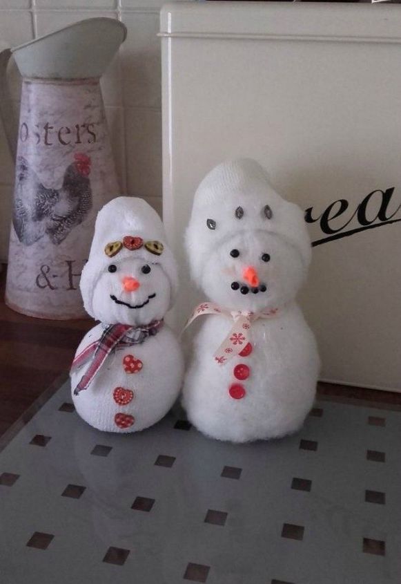 15 razones para pasarse por la tienda de segunda mano antes de navidad, Adorables mini mu ecos de nieve de calcet n