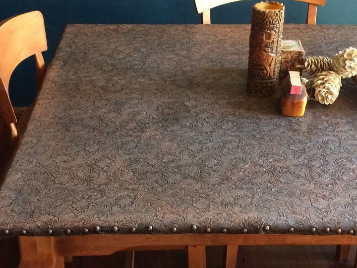 mesa con aspecto de cuero