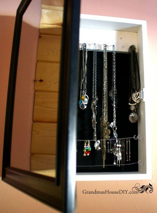 21 ideas para organizar las joyas que son mejores que un joyero, Este armario de joyas oculto con un espejo
