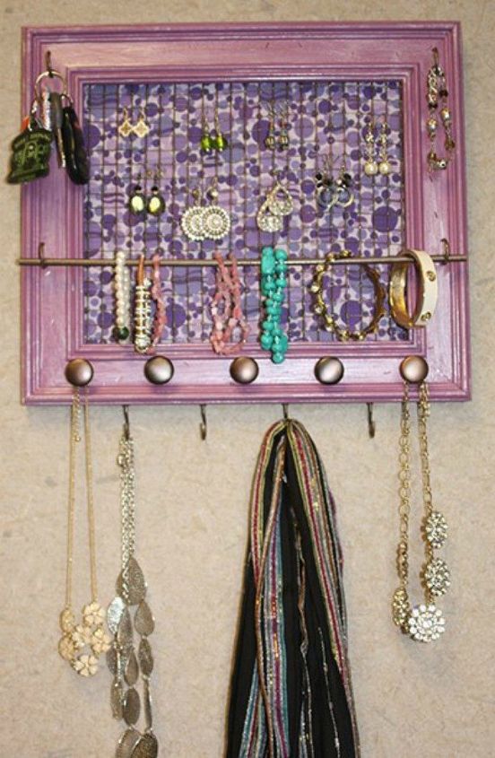 21 ideias de organizao de joias que so melhores que uma caixa de joias, Organizador de joias com moldura de madeira perfeita