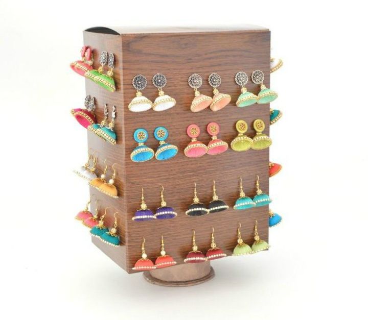 21 ideas para organizar las joyas que son mejores que un joyero, Este expositor giratorio de una caja de cereales