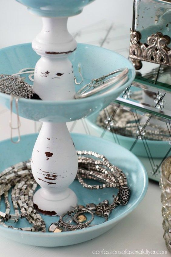 21 ideas para organizar las joyas que son mejores que un joyero, Estos platos apilados con candelabros