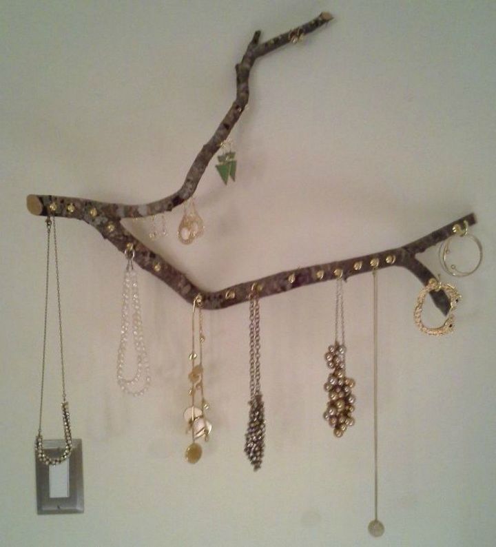 21 ideas para organizar las joyas que son mejores que un joyero, Esta rama de madera colgante