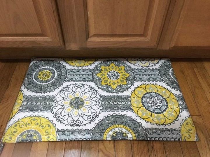 transforma las alfombras de la tienda del dlar con estas 11 impresionantes ideas, Convierte alfombras feas en tapetes de cocina duraderos