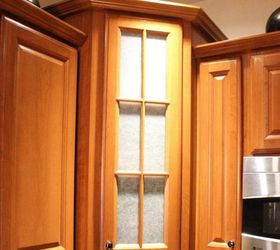 transforme los gabinetes de su cocina sin pintura 11 ideas, Cubre las puertas de cristal con pel cula para ventanas