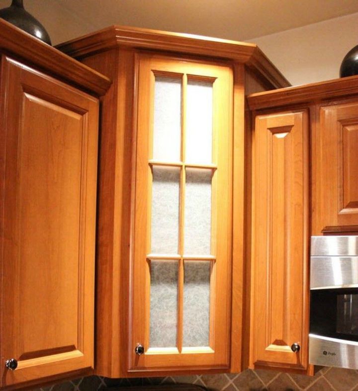 transforme los gabinetes de su cocina sin pintura 11 ideas, Cubre las puertas de cristal con pel cula para ventanas