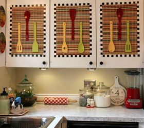 transforme los gabinetes de su cocina sin pintura 11 ideas, Coloca colocaciones y utensilios de colores