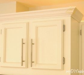 transforme los gabinetes de su cocina sin pintura 11 ideas, Instale algunas molduras en la parte superior