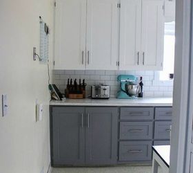 transforme los gabinetes de su cocina sin pintura 11 ideas, A ada algunas molduras para una actualizaci n f cil