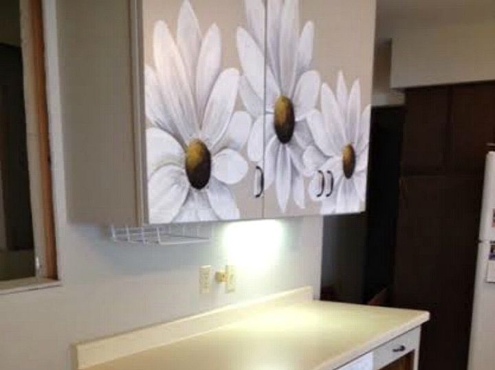 transforme los gabinetes de su cocina sin pintura 11 ideas, A ada algo de arte a sus armarios