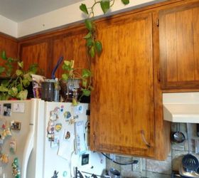 transforme los gabinetes de su cocina sin pintura 11 ideas, Dale a tus armarios un acabado de madera de barniz