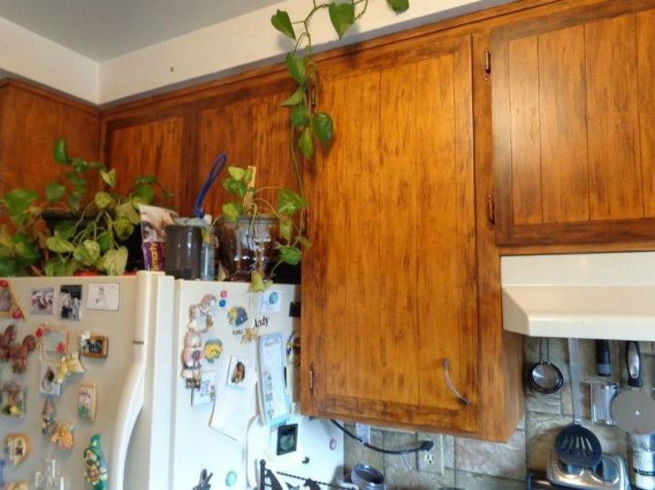 transforme los gabinetes de su cocina sin pintura 11 ideas, Dale a tus armarios un acabado de madera de barniz