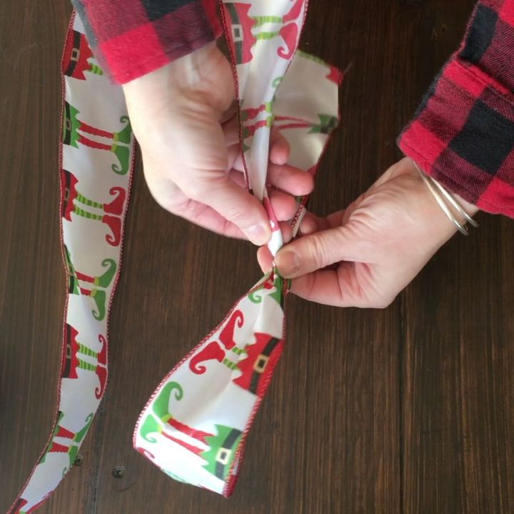 How To Tie a Christmas Bow With 1Sided Ribbon Hometalk How To Tie A Christmas Bow