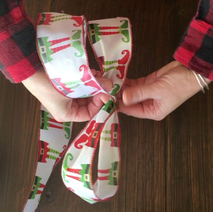 how to tie a christmas bow with 1 sided ribbon