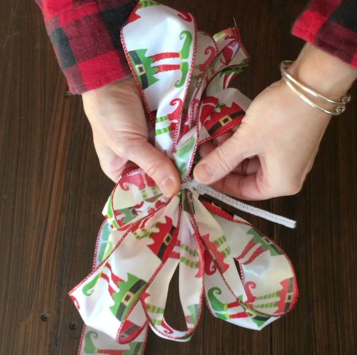 How To Tie a Christmas Bow With 1 Sided Ribbon | Hometalk