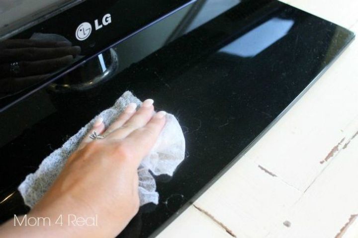 s how to quickly clean your living room before you go to bed, cleaning tips, how to, Wipe dust off electronics with a dryer sheet