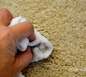 cmo limpiar rpidamente tu saln antes de irte a la cama, Aplique un quitamanchas para alfombras