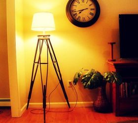 14 blah to beautiful lamp ideas to transform your entire living room, Construye una base impresionante con muletas de repuesto