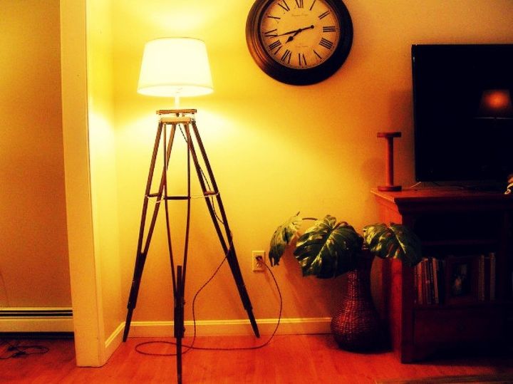 14 idias de lmpadas bonitas para transformar toda a sua sala de estar, Muletas transformadas em l mpada de trip