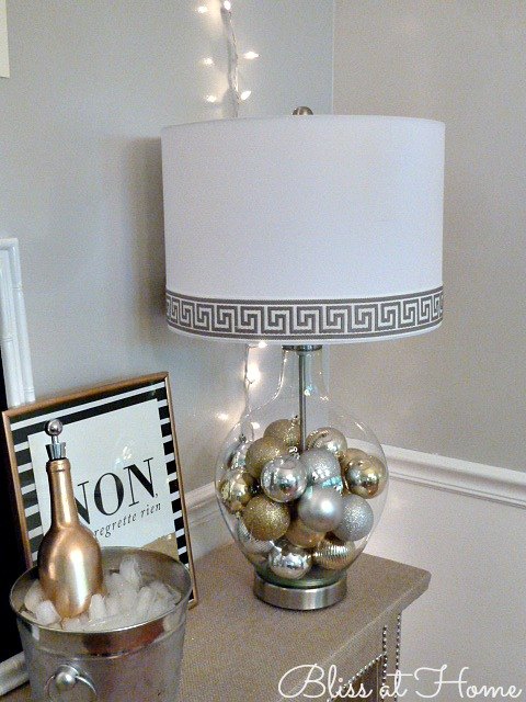 14 blah to beautiful lamp ideas to transform your entire living room, Hazla festiva con adornos