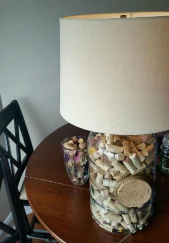 14 idias de lmpadas bonitas para transformar toda a sua sala de estar, Fa a uma l mpada de US 10 com algumas rolhas de vinho