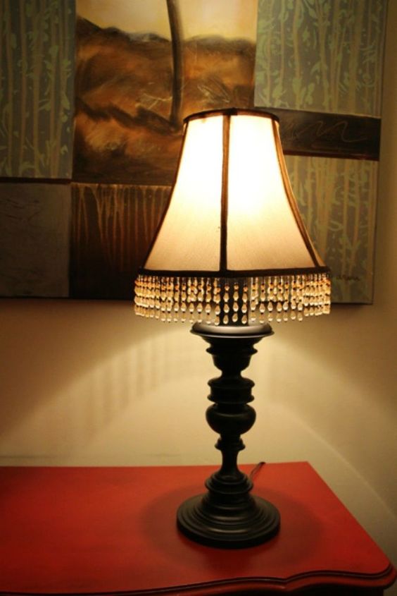 14 idias de lmpadas bonitas para transformar toda a sua sala de estar, Lamp Makeover Como pintar com spray uma l mpada de lat o