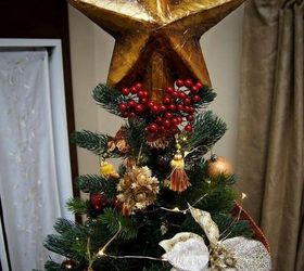 s don t stop at ornaments these tree decorating ideas are even better, christmas decorations, seasonal holiday decor, Cut cardboard into a shimmering gold star