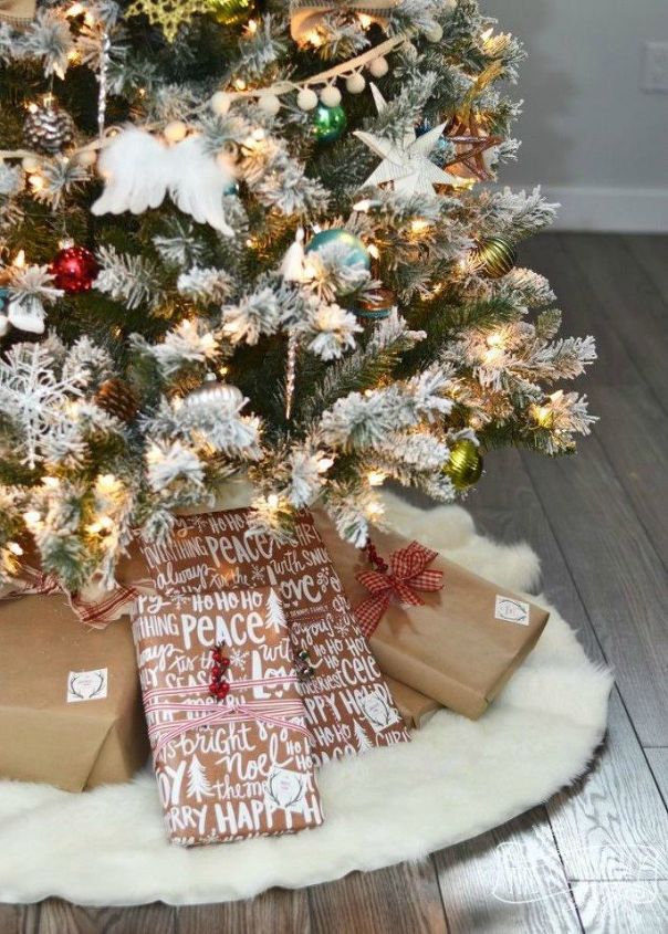 s don t stop at ornaments these tree decorating ideas are even better, christmas decorations, seasonal holiday decor, Lay on this no sew fur tree skirt