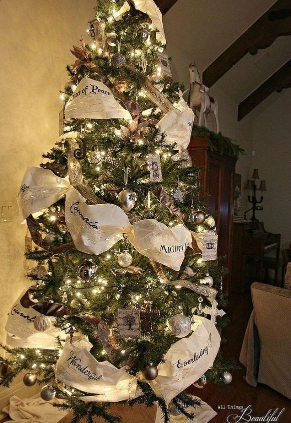 no te limites a los adornos estas ideas para decorar el rbol son an mejores, Cinta de papel para el rbol de Navidad
