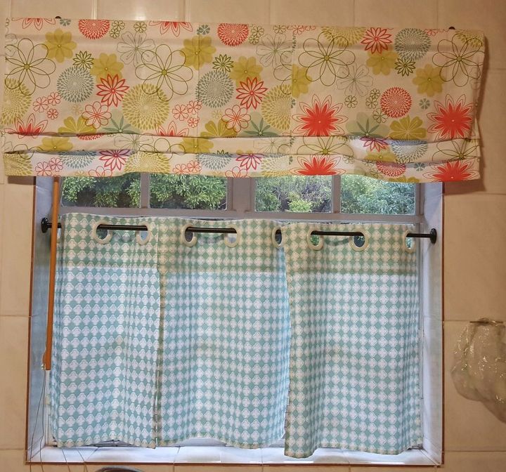 tired of my dull kitchen blinds and love my new dish cloths, home decor, kitchen design