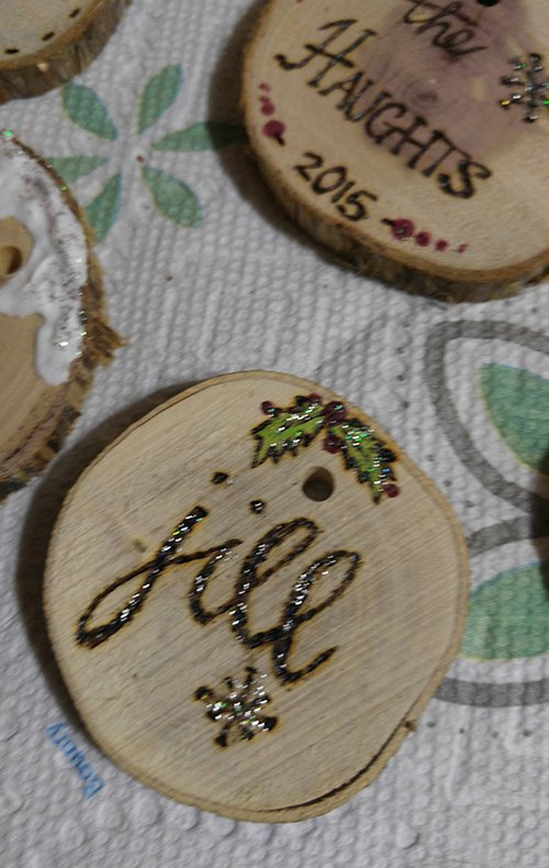 adornos de madera personalizados fciles y rpidos, A ade pintura adornos y cinta