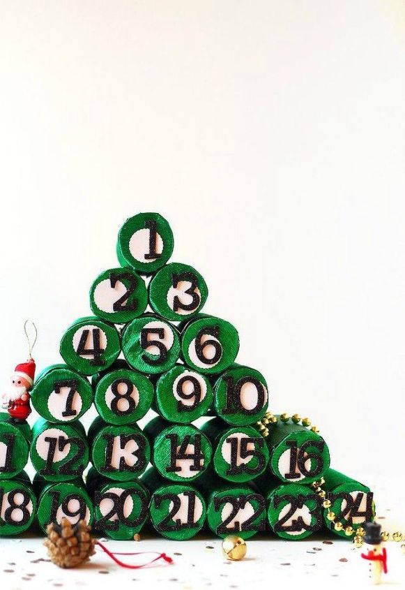 25 ideas de calendarios de adviento tan bonitos, rbol de Navidad de Adviento DIY con rollos de papel