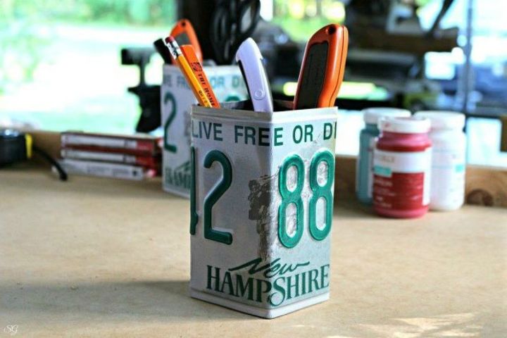 s 13 desk ideas that will make you smile at work, painted furniture, This license plate pencil cup