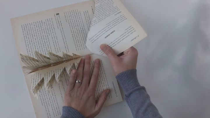 rvore de natal em um livro antigo decorao de casa
