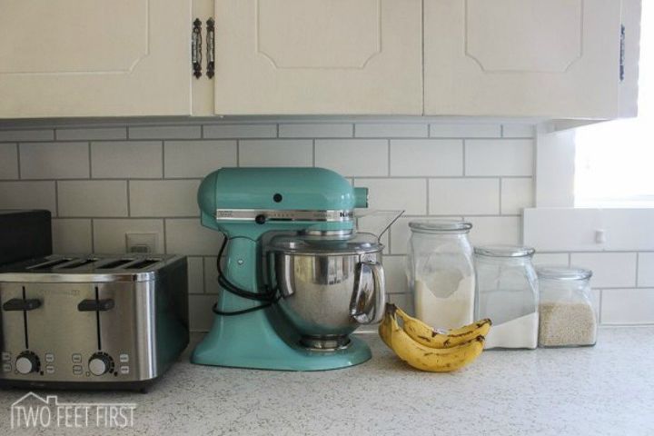 11 temporary kitchen updates that look amazing, Paint your backsplash to look like tile