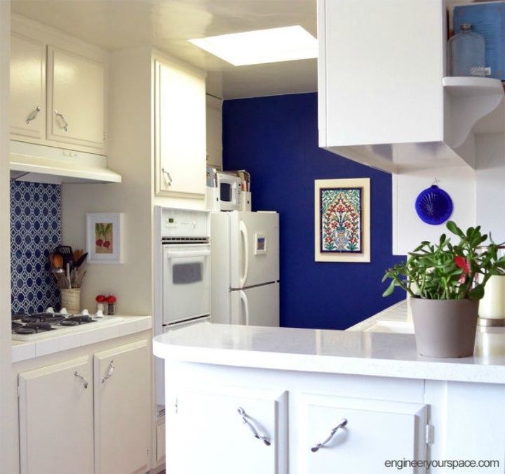 11 atualizaes temporrias de cozinha que parecem incrveis, Reforma de cozinha de aluguel de branca gen rica a cozinha azul atualizada