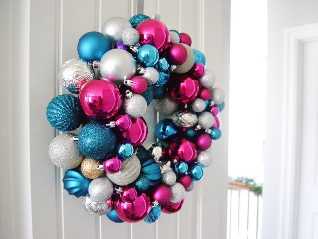 diy ornament wreath, christmas decorations, crafts, seasonal holiday decor, wreaths