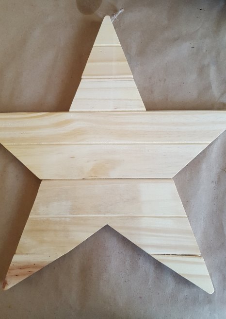 una simple estrella de madera se convierte en la estrella de la exposicin navidea