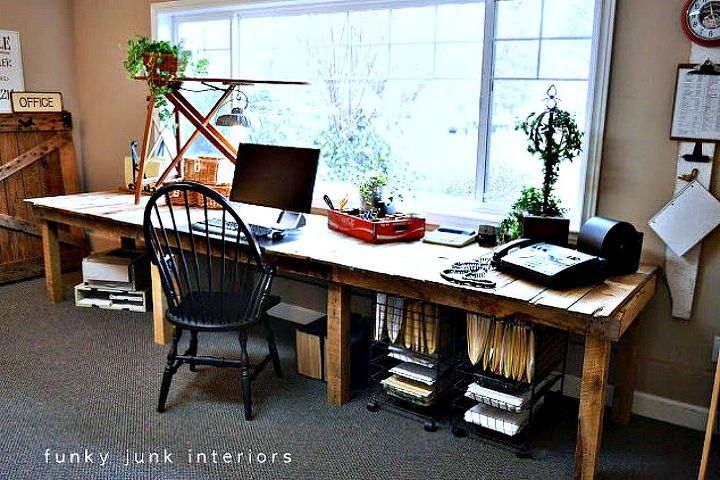 puede que te replantees tu oficina en casa cuando veas estas brillantes ideas, Este de granja con un escritorio de tablas de palets