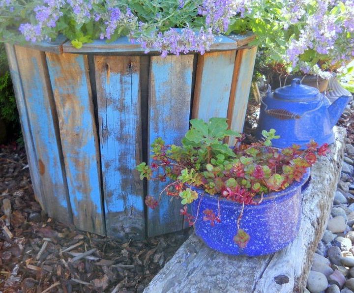 transforme seus potes baratos com essas 15 ideias impressionantes, Mais plantadores com t buas de paletes e vasos de viveiro