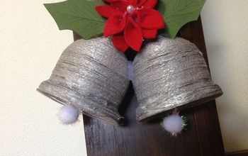 Campanas de plata navideñas hechas con materiales reciclables.