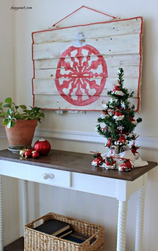 use an old piece of fence for a christmas painting, fences