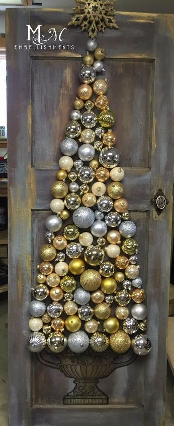 gran manualidad navidea con una puerta de madera vieja vintage