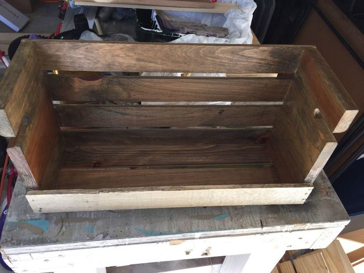 prateleira rstica de uma caixa de madeira