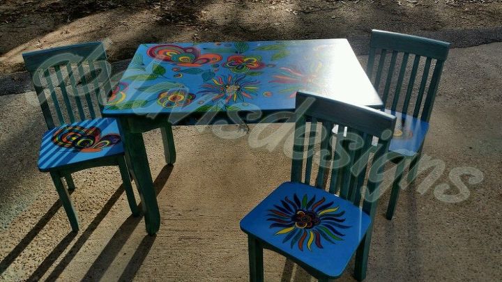 mesa y sillas infantiles de colores