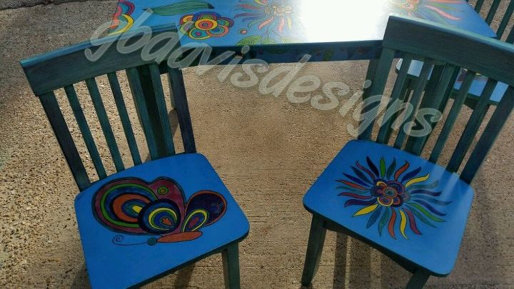 mesa y sillas infantiles de colores