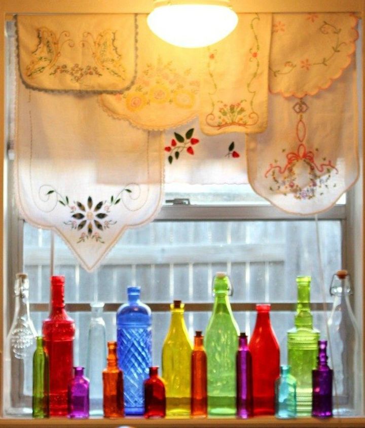 s como conseguir privacidad sin cortinas, Alinear botellas de colores a lo largo del alf izar de la ventana