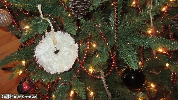 furry wreath ornaments, christmas decorations, crafts, seasonal holiday decor, wreaths