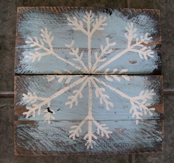 flocos de neve de madeira de paletes pintados
