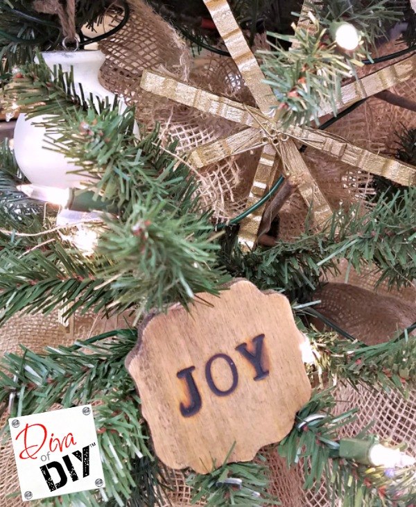 2 quick and easy wooden plaque ornaments, christmas decorations, seasonal holiday decor